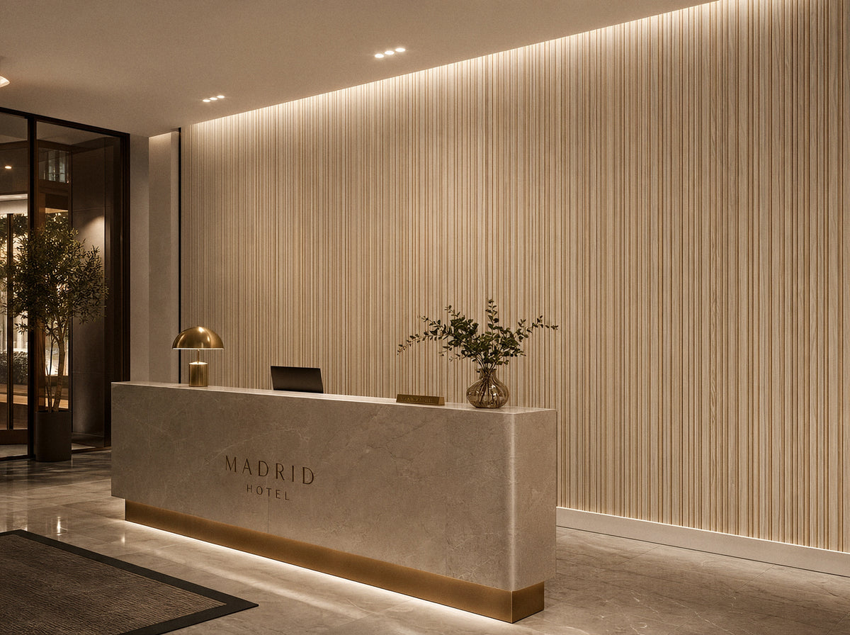 Panel de listones autoadhesivo LOFT Frost Cypress, perfil Cadence, instalado en pared